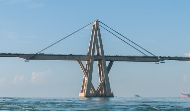 The General Rafael Urdaneta Bridge in Venezuela was built with the same stay and pylon structure as the collapsed Morandi Bridge. (Image courtesy of Wikimedia Commons.)